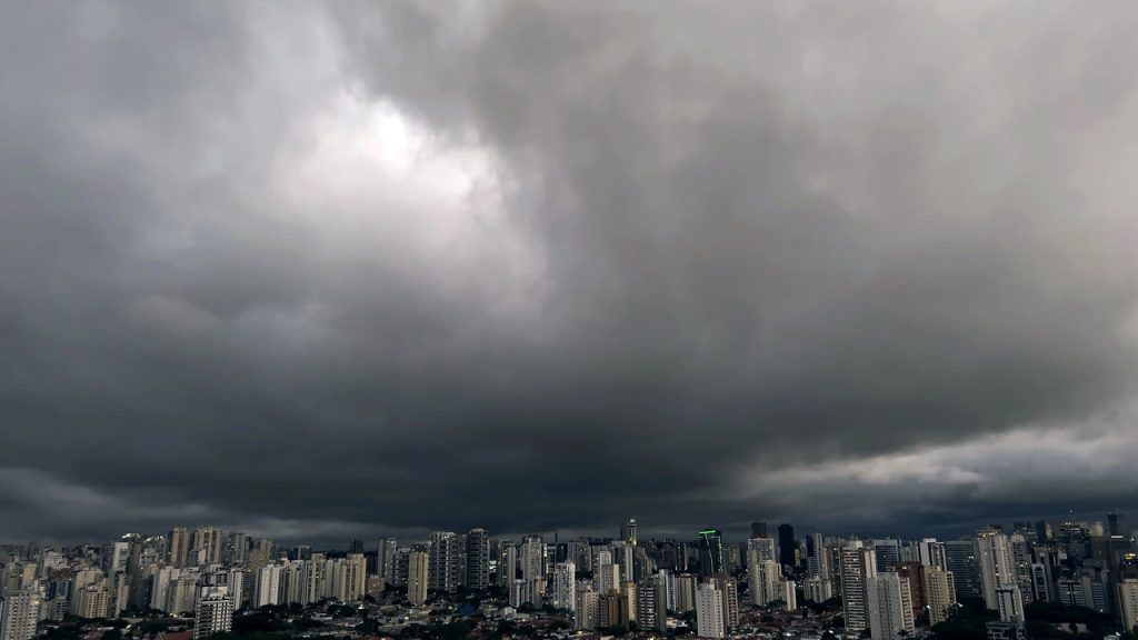 Tempo fechado em São Paulo - Créditos: depositphotos.com / Ranimiro