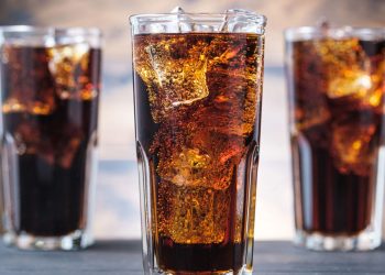 Copos de vidro com refrigerante - Créditos: depositphotos.com / SergeBlack