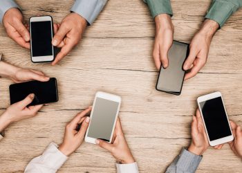 Pessoas utilizando celular - Créditos: depositphotos.com / KateNovikova