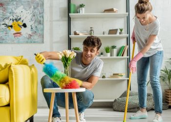 Homem e mulher limpando e decorando a casa - Créditos: depositphotos.com / HayDmitriy