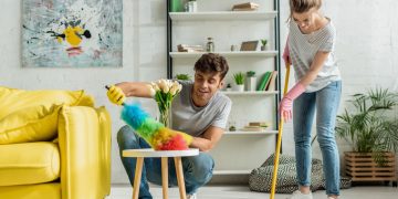 Homem e mulher limpando e decorando a casa - Créditos: depositphotos.com / HayDmitriy