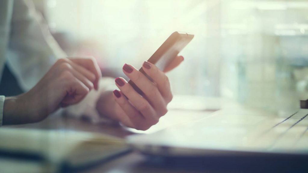 Mulher usando celular - Créditos: depositphotos.com / undrey