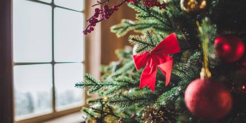 Árvore de Natal perto de janela - Créditos: depositphotos.com / ArturVerkhovetskiy