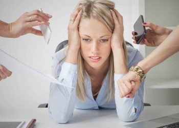 Mulher sofrendo burnout no trabalho - Créditos: depositphotos.com / grinvalds