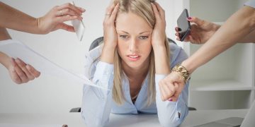 Mulher sofrendo burnout no trabalho - Créditos: depositphotos.com / grinvalds