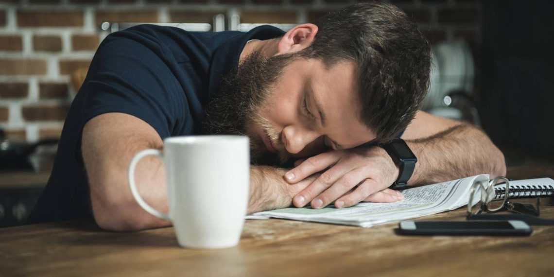 Homem com burnout no trabalho - Créditos: depositphotos.com / IgorVetushko