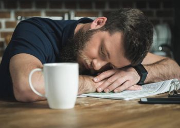 Homem com burnout no trabalho - Créditos: depositphotos.com / IgorVetushko