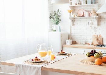 Cozinha iluminada - Créditos: depositphotos.com / IgorVetushko