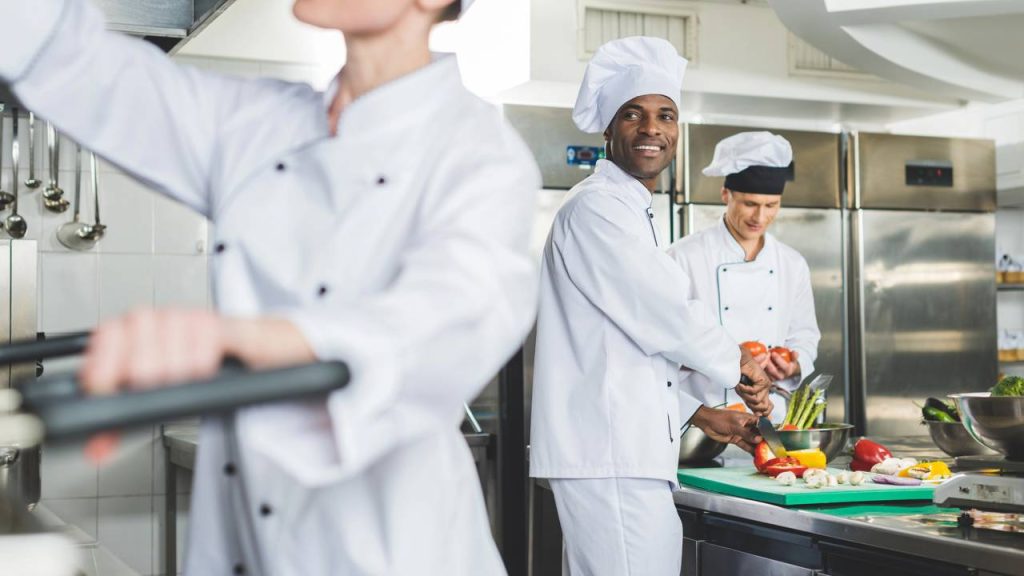 Cozinheiros - Créditos: depositphotos.com / ArturVerkhovetskiy