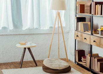 Casa com estante com livros - Créditos: depositphotos.com / AndrewLozovyi