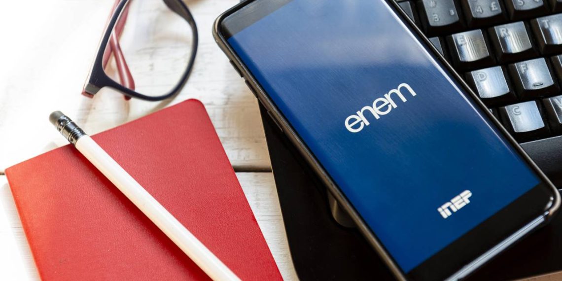 Celular com App ENEM - Créditos: depositphotos.com / julioricco