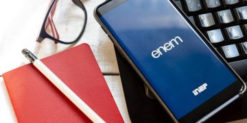 Celular com App ENEM - Créditos: depositphotos.com / julioricco