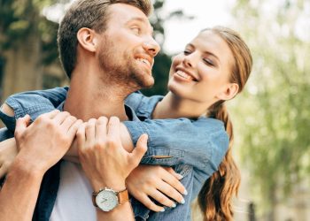 Casal feliz - Créditos: depositphotos.com / AllaSerebrina