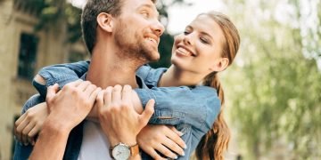 Casal feliz - Créditos: depositphotos.com / AllaSerebrina