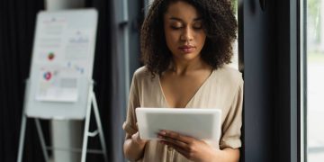 Mulher focada no trabalho - Créditos: depositphotos.com / Ischukigor