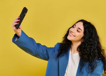 Jovem tirando selfie - Créditos: depositphotos.com / IgorVetushko