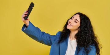 Jovem tirando selfie - Créditos: depositphotos.com / IgorVetushko