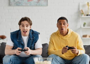 Amigos jogando - Créditos: depositphotos.com / IgorVetushko