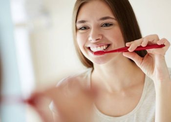 Jovem escovando os dentes - Créditos: depositphotos.com / pressmaster