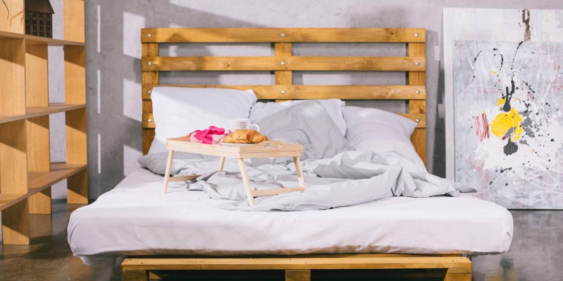 Cama feita com pallet - Créditos: depositphotos.com / NastyaBerezen