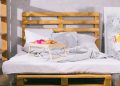 Cama feita com pallet - Créditos: depositphotos.com / NastyaBerezen
