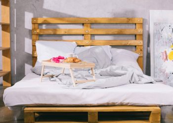 Cama feita com pallet - Créditos: depositphotos.com / NastyaBerezen