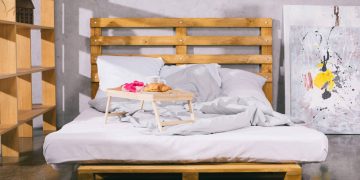 Cama feita com pallet - Créditos: depositphotos.com / NastyaBerezen