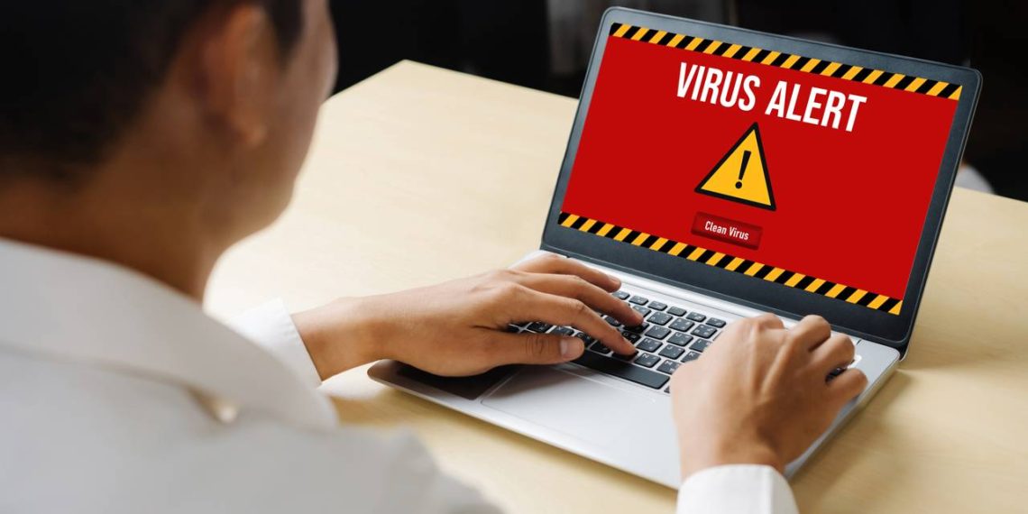 Pessoa vítima de malware no laptop - Créditos: depositphotos.com / BiancoBlue