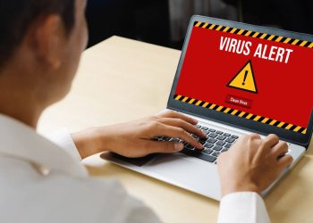 Pessoa vítima de malware no laptop - Créditos: depositphotos.com / BiancoBlue