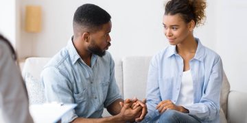 Casal fazendo as pazes - Créditos: depositphotos.com / Milkos