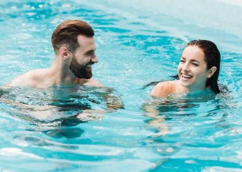 Pessoas na piscina - Créditos: depositphotos.com / AndrewLozovyi