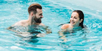 Pessoas na piscina - Créditos: depositphotos.com / AndrewLozovyi