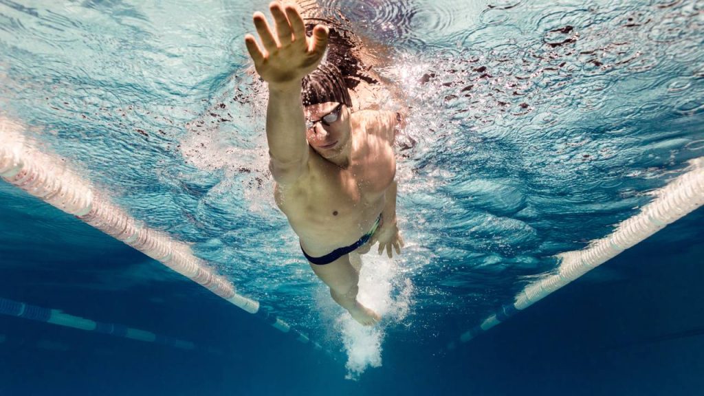 Homem nadando em piscina - Créditos: depositphotos.com / AndreyBezuglov