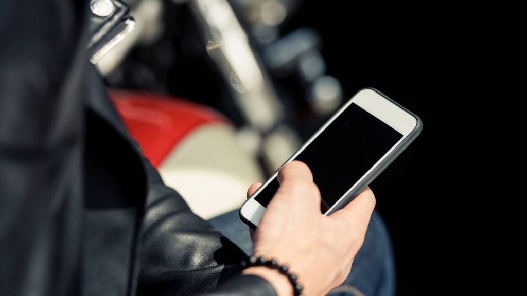 Homem segurando celular - Créditos: depositphotos.com / ArturVerkhovetskiy