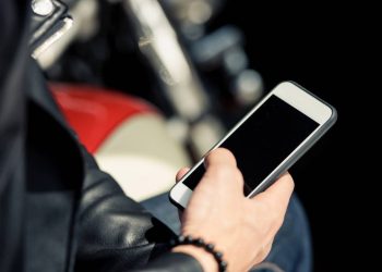 Homem segurando celular - Créditos: depositphotos.com / ArturVerkhovetskiy