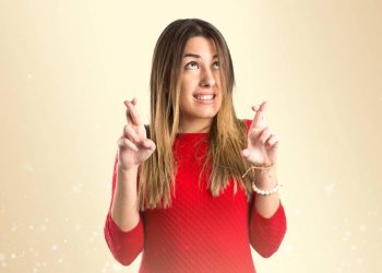 Mulher de dedos cruzados - Créditos: depositphotos.com / luismolinero