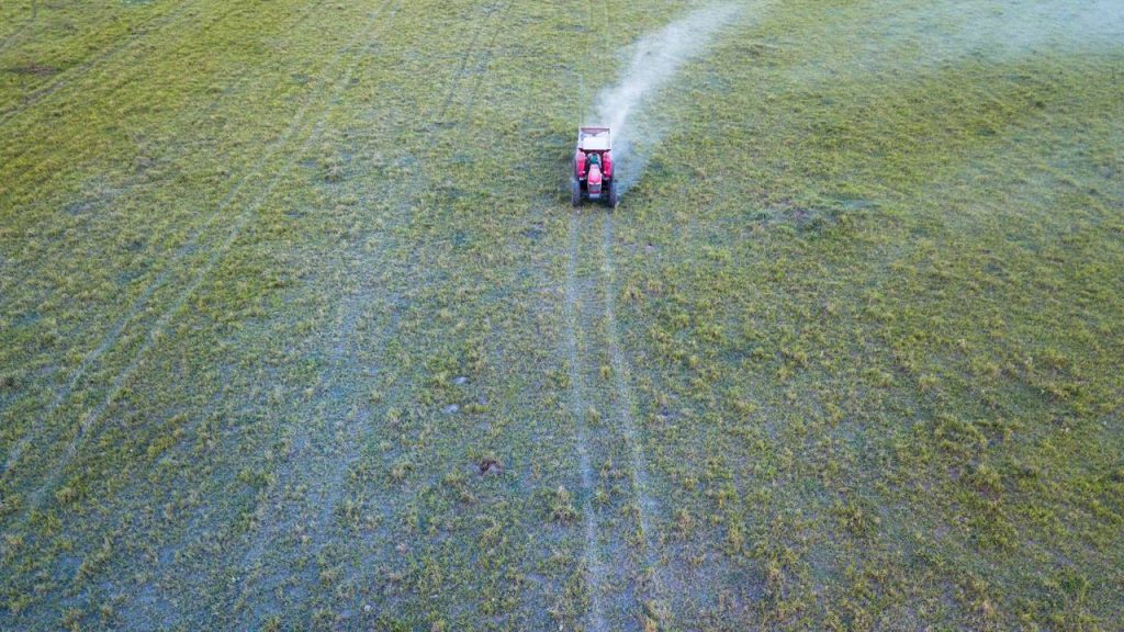 Agricultor em trator - Créditos: depositphotos.com / rafapress