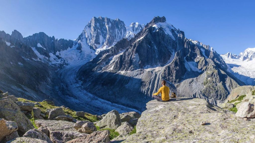 Pessoa em montanha - Créditos: depositphotos.com / YuliyaKirayonakBO