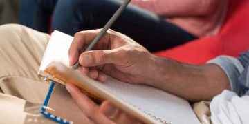 Aluno anotando - Créditos: depositphotos.com / AlexNazaruk