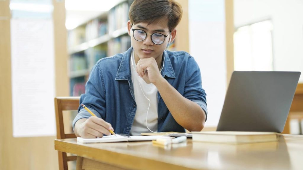 Aluno focado - Créditos: depositphotos.com / ijeab
