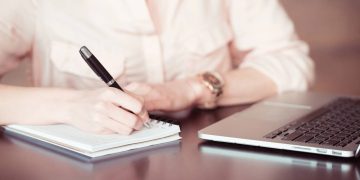 Anotar durante o estudo - Créditos: depositphotos.com / IgorTishenko