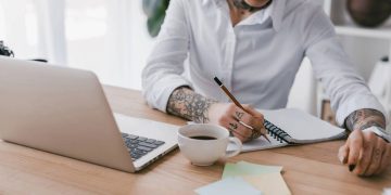 Pessoa estudando e anotando - Créditos: depositphotos.com / VitalikRadko