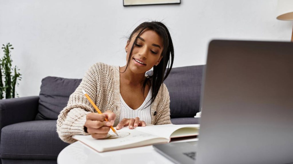 Jovem estudando com laptop - Créditos: depositphotos.com / AllaSerebrina