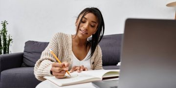 Jovem estudando com laptop - Créditos: depositphotos.com / AllaSerebrina