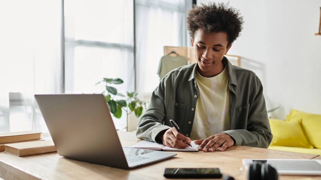 Jovem estudando com laptop - Créditos: depositphotos.com / HayDmitriy