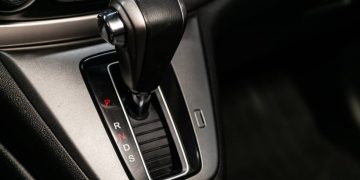 Câmbio automático - Créditos: depositphotos.com / everyonensk