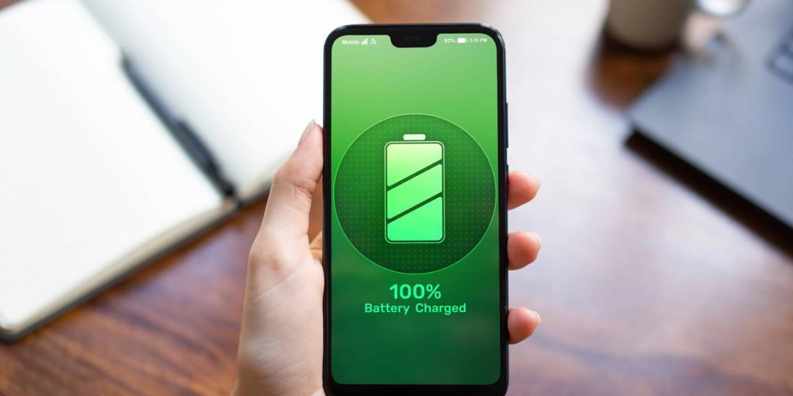Celular com carga cheia - Créditos: depositphotos.com / WrightStudio