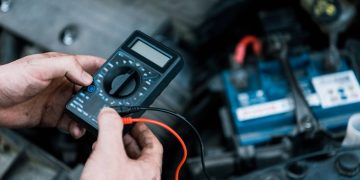 Mecânico checando bateria de carro - Créditos: depositphotos.com / VitalikRadko