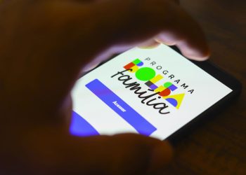 Aplicativo do Bolsa Família em celular – Créditos: depositphotos.com / rafapress