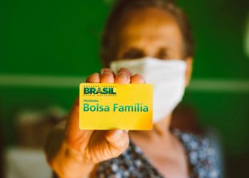 Beneficiário do Bolsa Família segurando cartão do benefício – Créditos: depositphotos.com / rafapress